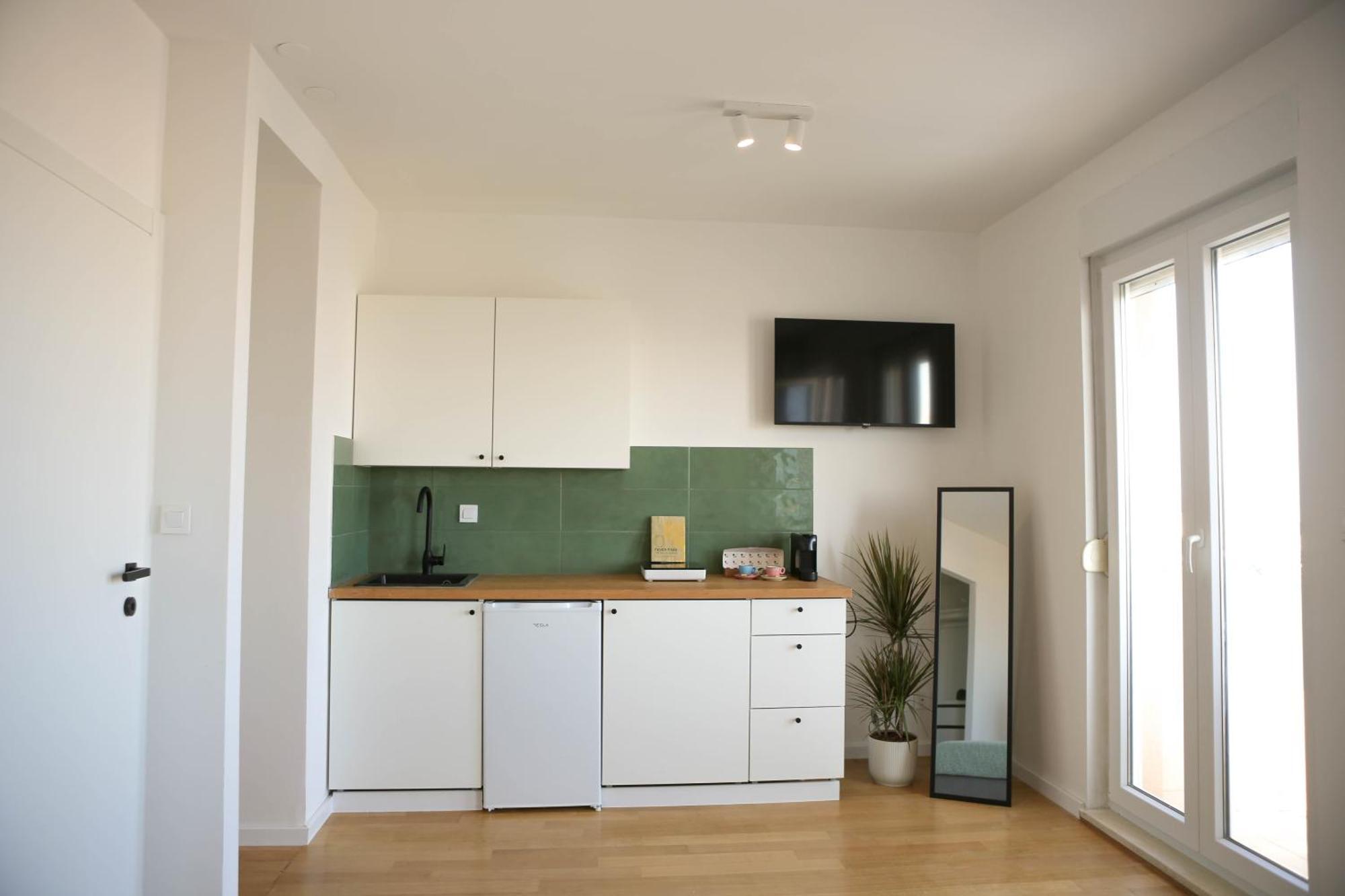 Kiki'S Sea View Studio Split Room photo